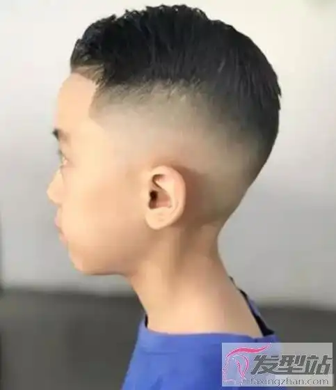 小男孩只留头顶发型其余头发几乎剃光,只在头顶保留一定的发量,简约的