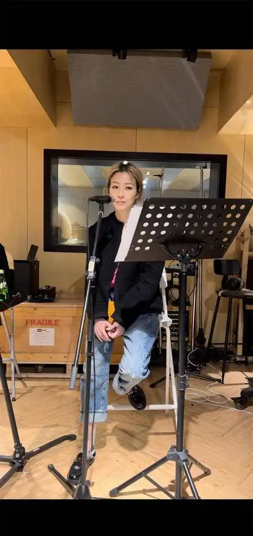 50岁郑秀文长发造型,青春似少女,对比上次瘦脱相造型,判若两人_状态