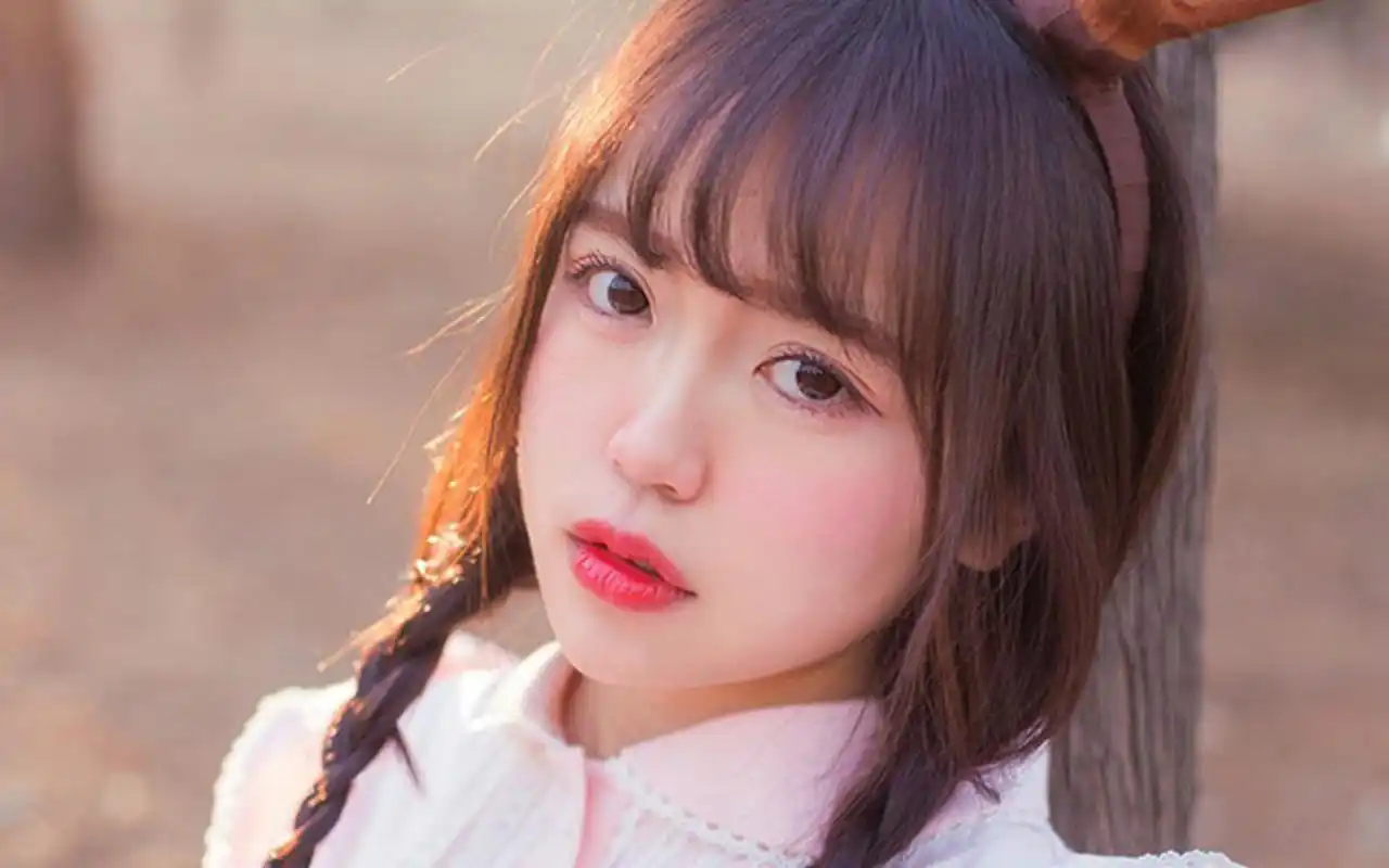 森系小清新美少女户外写真图片桌面壁纸