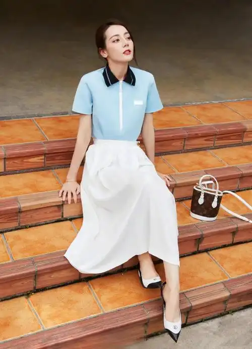 迪丽热巴:黑白色尖头后拉绑带高跟凉鞋