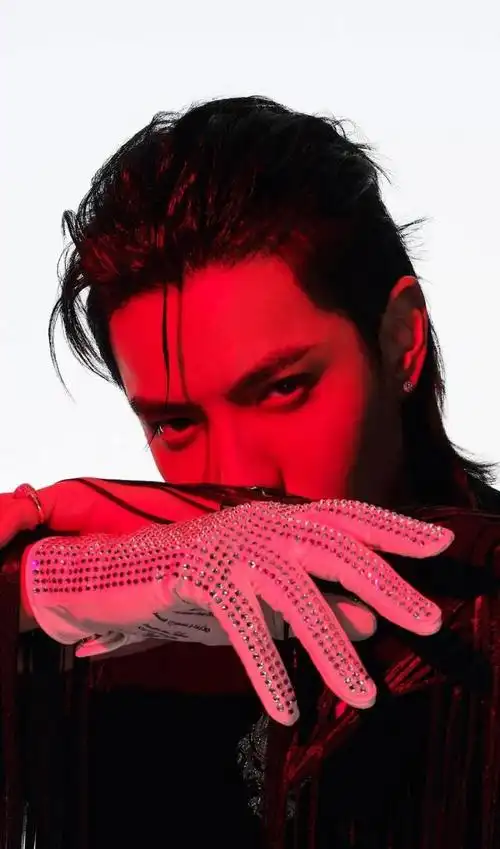 吴亦凡新造型太帅了!