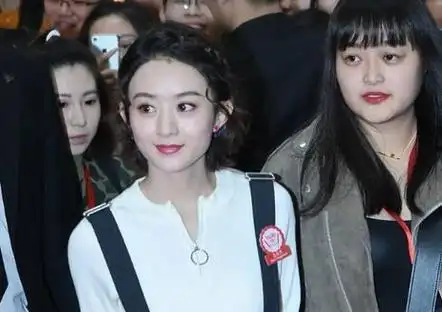 没有刘海的郑爽看着还是蛮不习惯的而赵丽颖也被网友吐槽发际线