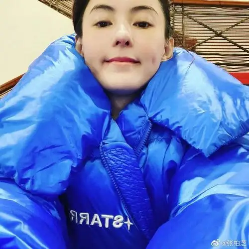 张柏芝裹超大宝蓝色羽绒服素颜自拍酒窝可爱