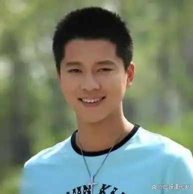 小时候,他最喜欢在大院里踢球,尽管这是不允许的,但他还是和小伙伴们