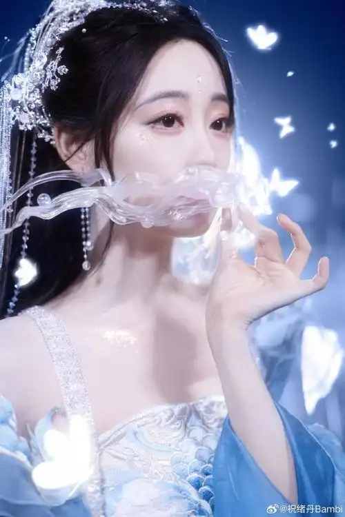 祝绪丹分享写真美照化身蓝精灵超梦幻笑容甜美如初恋