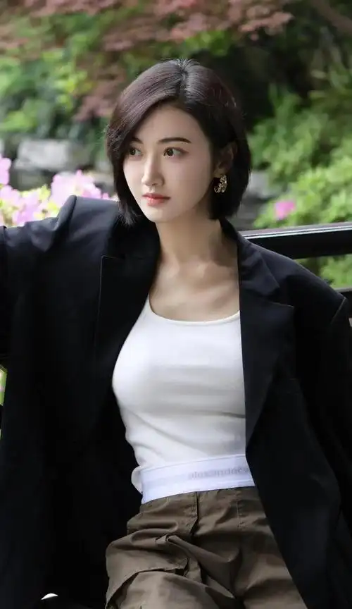 景甜西装搭配白色背心写真大片,美到让人心动,让你大饱眼福!