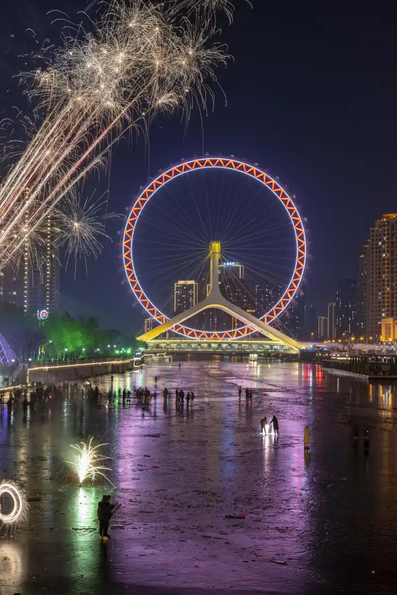 在寒冷的冬季,天津之眼的冰面上,一对情侣正在拍摄浪漫的照片.