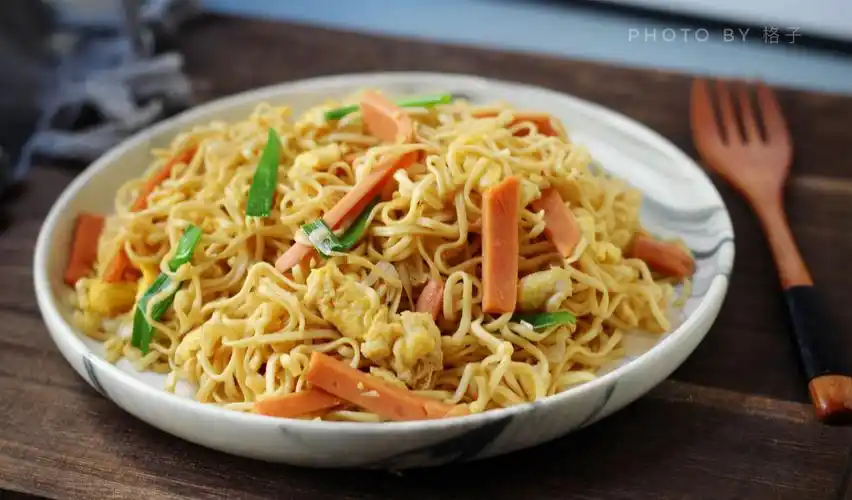 【鸡蛋火腿炒面】