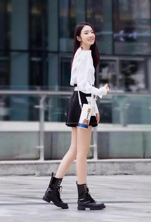 21岁孟美岐街拍,紧身长裤勾勒撩人"腰臀比",c位出道实力不俗