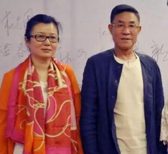 杜志国比郑卫莉大几岁与小12岁郑卫莉感情深