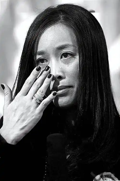 幸运的是,她遇到了自己的现任丈夫孟桐,两人在2006年结婚.