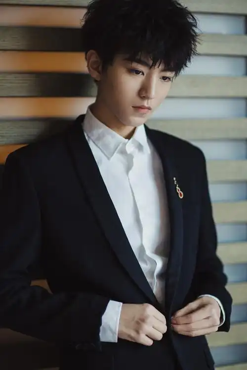 王俊凯把花送给你,把你交给我……大家情人节快乐!