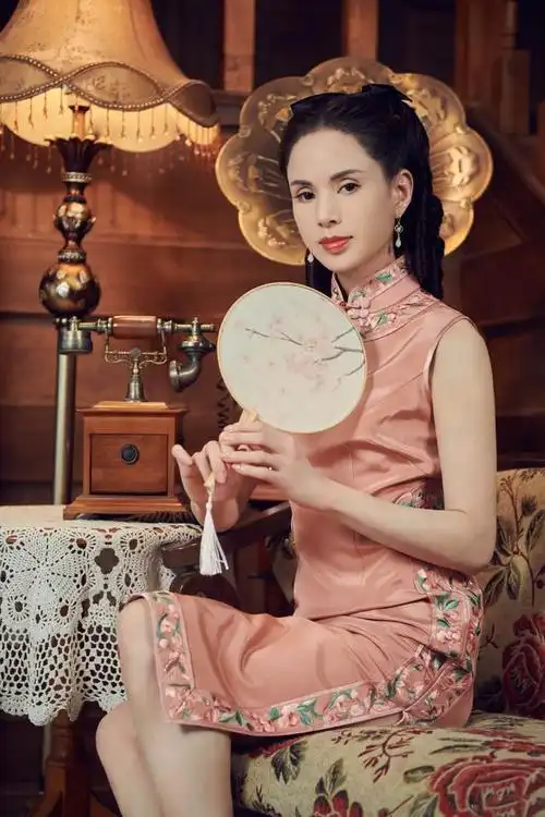 美丽不是年轻人的专属,50 的女人穿旗袍既可端庄优雅,也可新颖时尚.