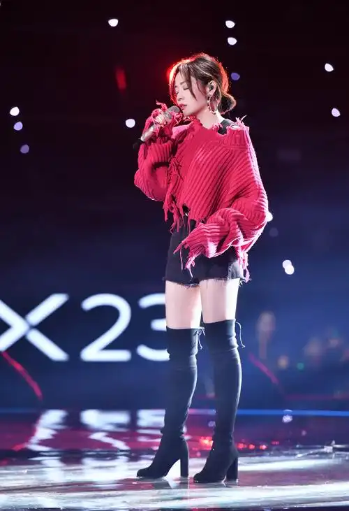 张靓颖回归《梦想的声音》惊艳演绎海豚音版《白月光》__凤凰网