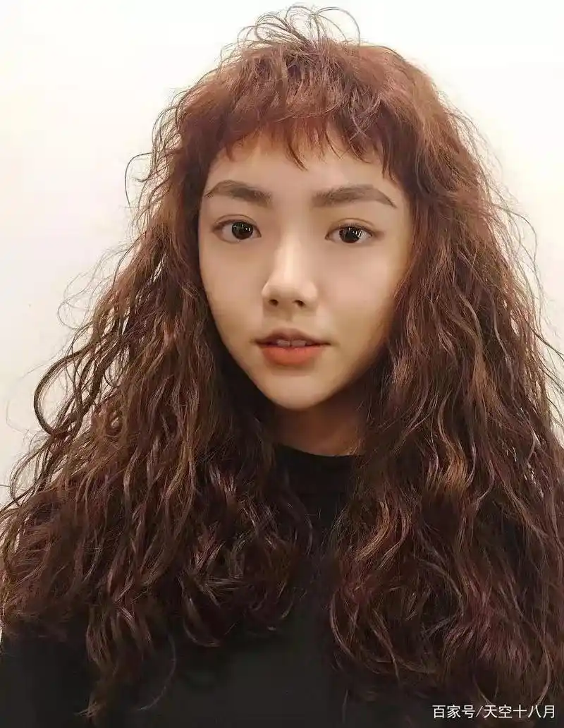 麦穗卷发:圆脸的女生很适合,甜美可爱,又有点慵懒随意!