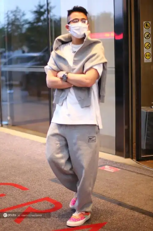 街拍欧豪offwhite白色t恤nike运动裤简约单薄