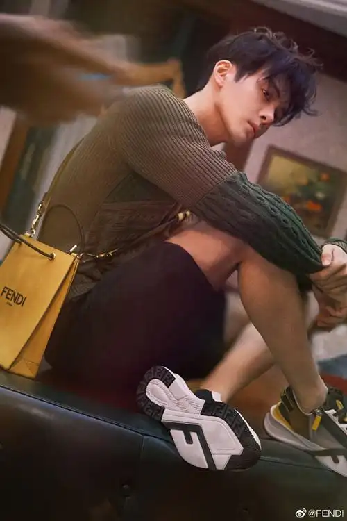 fendi名人look#演员@曾舜晞joseph搭配fendi flow运动鞋出镜,"步"由