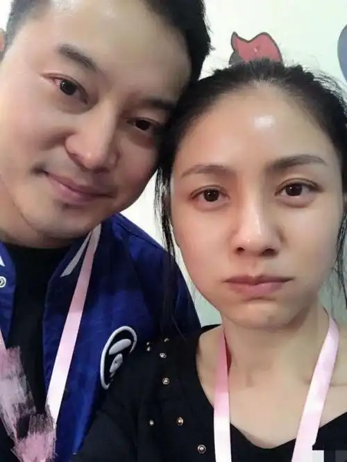 沙溢胡可晒素颜自拍 两人紧贴脸微笑好甜蜜