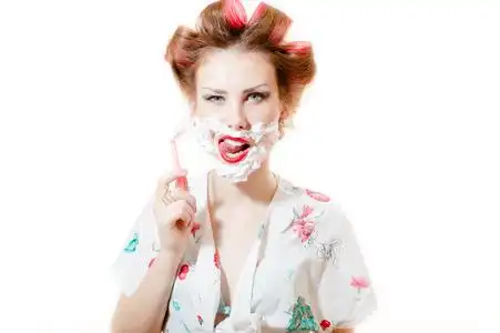 女人剃脸看在相机白色背景孤立漂亮时髦的人漂亮的女孩,抱着大胡子的