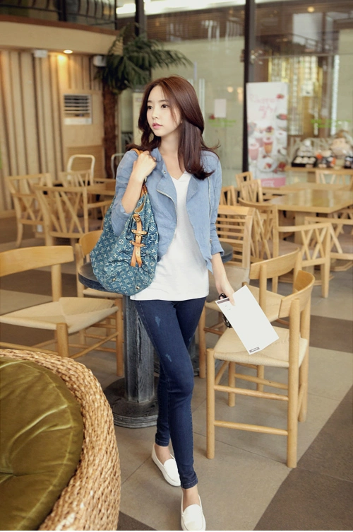 { aka·纯白色v领t恤深蓝色牛仔裤_看图_朴洙妍吧_百度贴吧