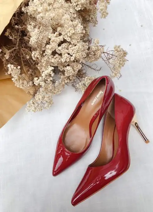 红色高跟鞋