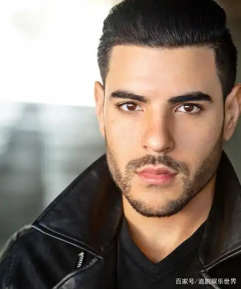 这肌肉男模帅气胡子不拉碴