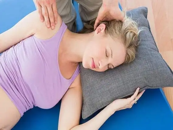 促进胎儿入盆的坐姿和睡姿图解:按照示范动作做很简单