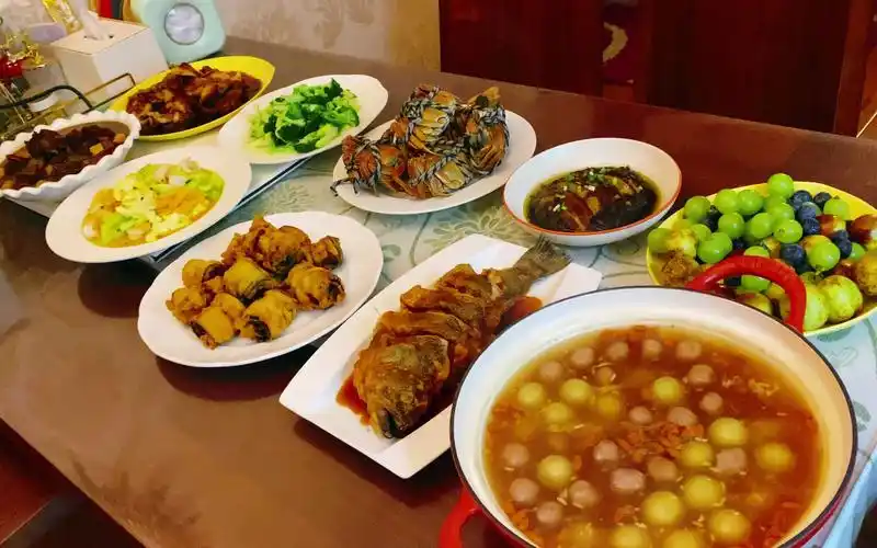 老公52岁生日,媳妇花260元做了8菜1汤,有鱼有肉有海鲜,丰盛的一桌