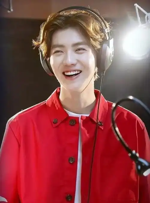 鹿晗的笑阳光,易烊千玺的笑纯净,网友:对不起,他的笑我没忍住