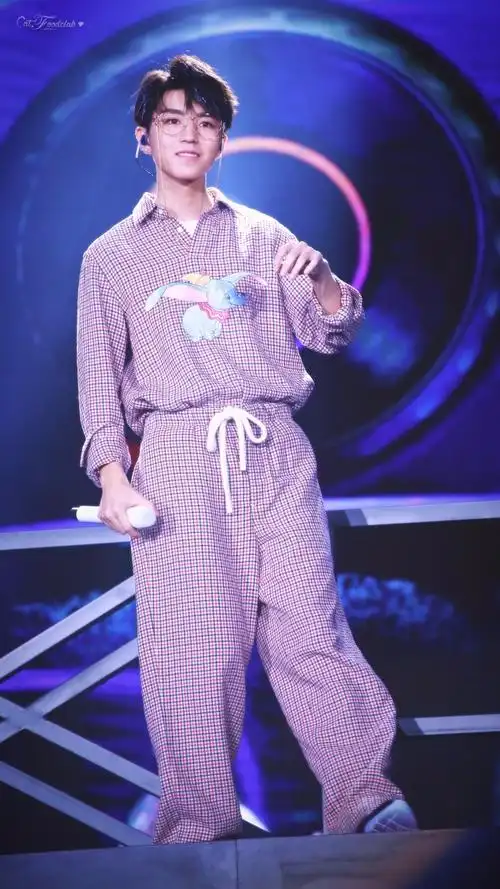 王俊凯戴眼镜穿格子睡衣亮相19岁生日会在舞台上深情唱歌太帅了