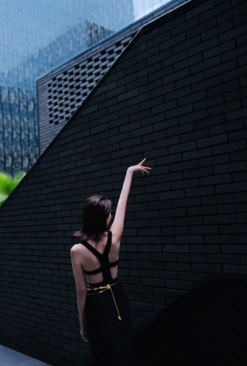 41岁高圆圆穿镂空长裙性感亮相罕见秀纤腰美背网友美哭了