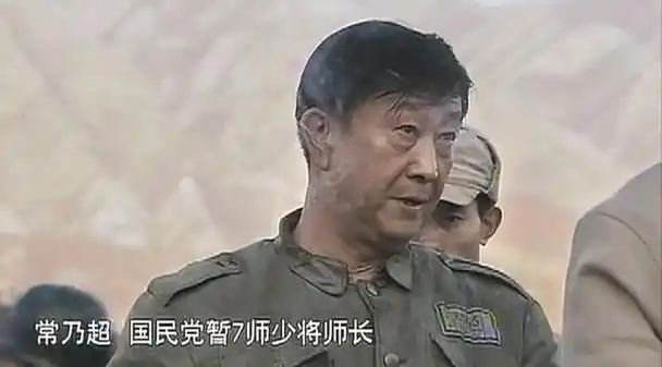 更搞笑的是,新版的常乃超抽烟的时候一点霸气都没表现出来,低着头还给