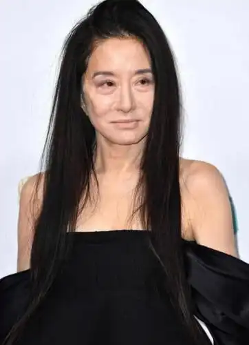 70岁王薇薇还追求纸片身材,穿一身黑气质高级,却被眼睛暴露年龄