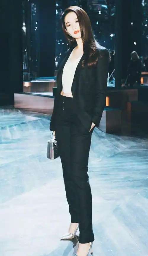 刘亦菲一黑色西装英姿飒爽霸气逼人