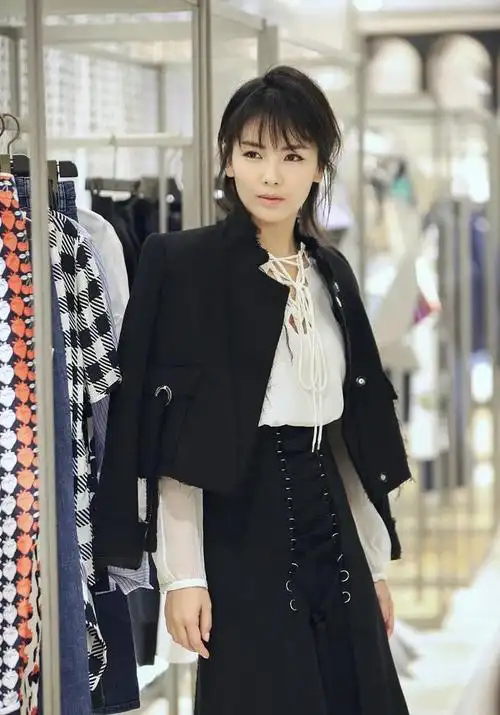 刘涛打扮的真飒爽身披流苏外套配露趾短靴气质优雅又帅气