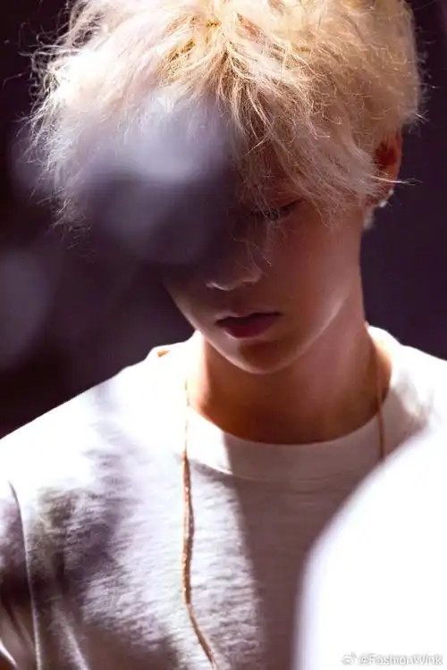 鹿晗白发梦回狼与美女##鹿晗烟熏妆狼奔头