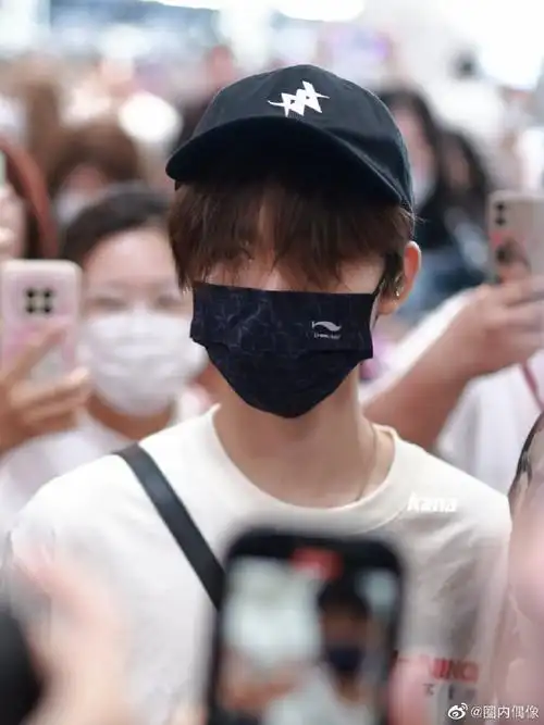 贺峻霖湾区升明月出发图#贺峻霖今日机场出发饭拍,要去参加湾区升