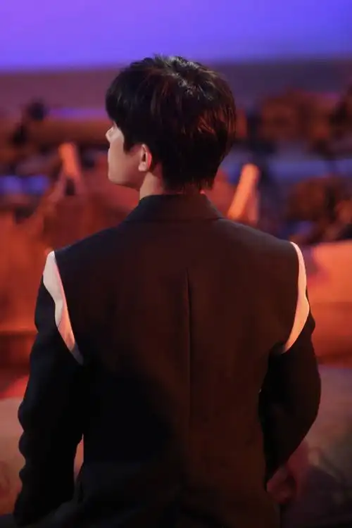 易烊千玺黑色西装帅气现身 侧颜优越鼻梁高挺