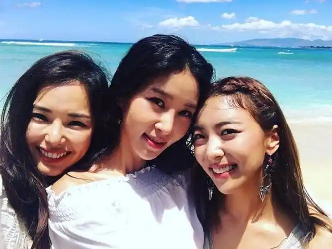 [f(x)][新闻]160629 李荷妮-金正敏-luna海边亲密合影 三人三色狙击饭