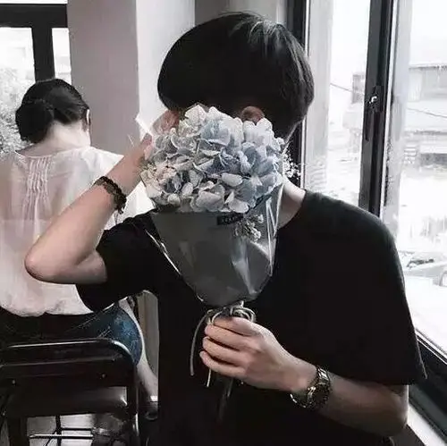 男头玩网拿花遮脸