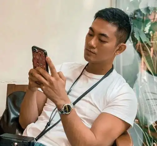 耐看黝黑男神日常生活照图片