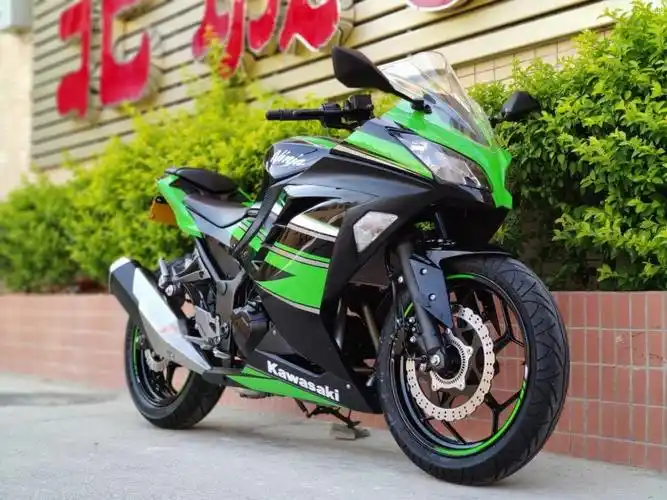 2016年川崎小忍者ninja300r高配abs版原始里程3000多搭配全新并列双缸