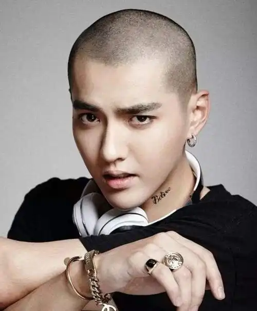 同是光头造型,吴亦凡帅气,谢霆锋更男人,而他却像个「社会人」