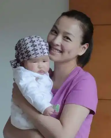 张庭14岁女儿:身材高挑不像爸妈,住2亿豪宅,一年学费33万