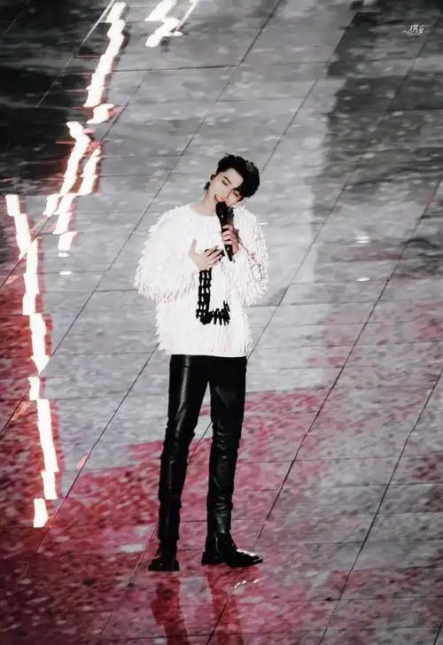 240217 舞台之星,蔡徐坤大长腿再成焦点!