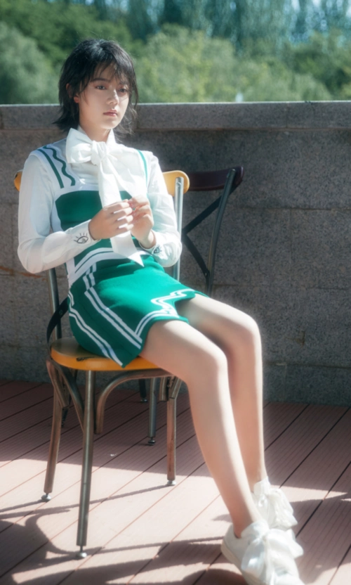 都说赵今麦有多肉腿,哪知穿上"糖果袜",双腿却勒不出一丝赘肉