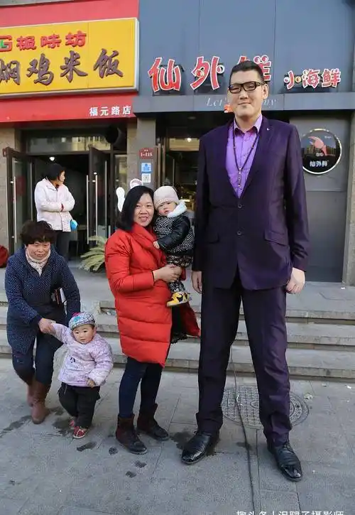 2米38巨人张欢曾和姚明是队友,33岁终于找到真爱,生活啥样子_身高