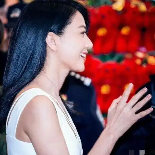 高圆圆穿白裙南京出席活动网友那个小伙的眼睛看哪里