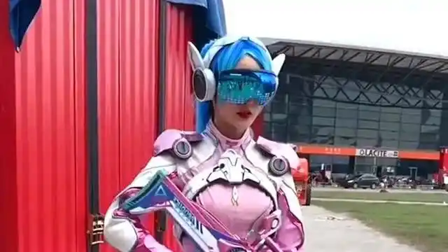 漫展二次元小姐姐,cos火箭少女套装,我却爱上了她手里拿的东西!