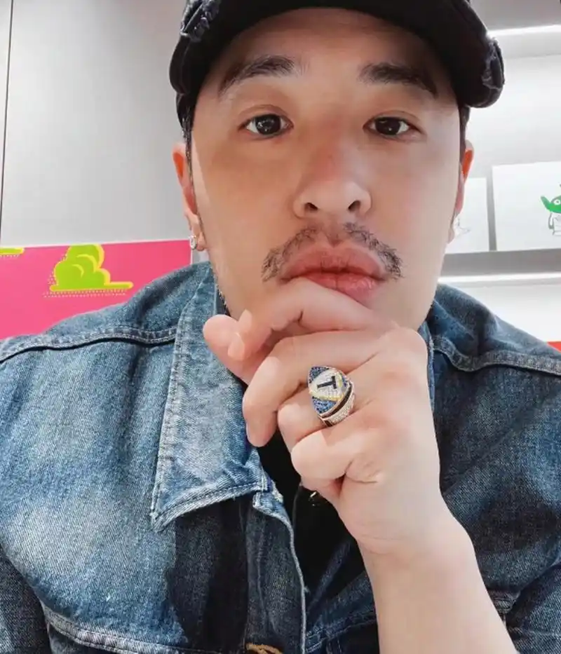 潘玮柏晒自拍,留胡子有点不敢认了.显老好几岁,要尝试大叔风格造型吗?